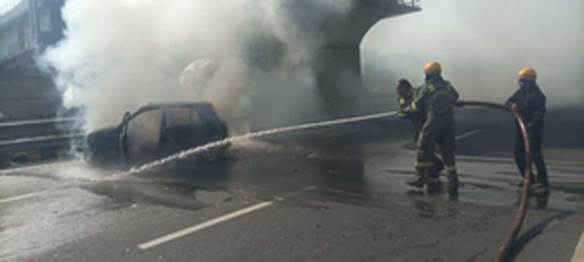 नोएडा एक्सप्रेसवे पर सीएनजी कार में लगी आग, फायर बिग्रेड ने पाया काबू